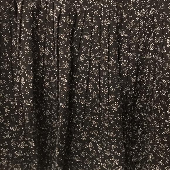 Lightweight skirt. Tiny pleats, lined,hidden side zipper. - Picture 2 of 3